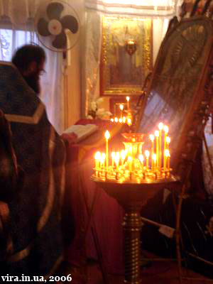 Отець Віталій служить молебень біля чудотворної ікони святителя Миколая
