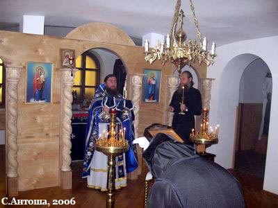 Ієромонах о. Трохим (Крикун) під час богослужіння (2007)