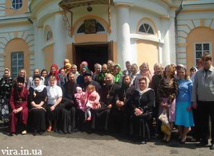 Священики і віруючі на храмовому святі у селі Жовтневе (Згурівський район)